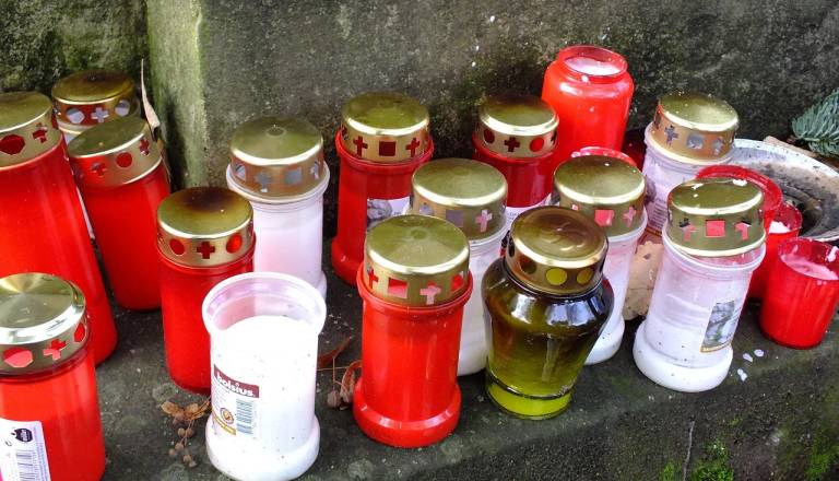 Pred dnevi spomina na mrtve: sveč je manj, a spoštovanje ostaja