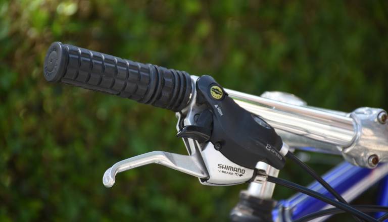 Prometna nesreča z udeležbo dveh kolesarjev, policija poziva očividce