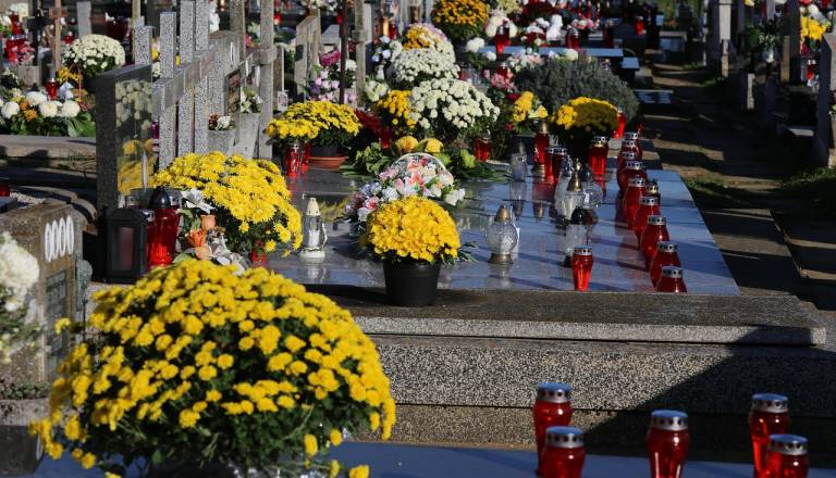 Sveče, spomin in okolje: kako Slovenci spreminjamo navade ob dnevu spomina na mrtve?