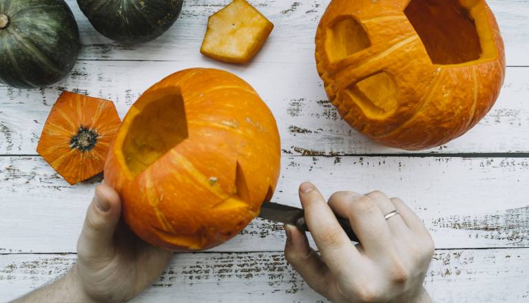 Pet idej, kako izrezati najbolj zabavne buče za noč čarovnic