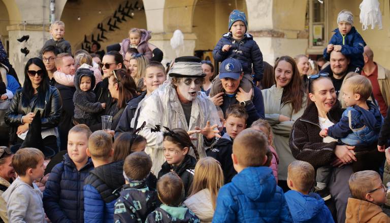 FOTO in VIDEO: Čarovniško dopoldne na grajskem dvorišču, otroci ustvarjali, si ogledali predstavo in se smejali