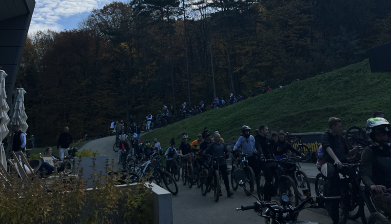 Adrenalin, skoki in slog: odprtje nove proge v Bike Parku Pohorje