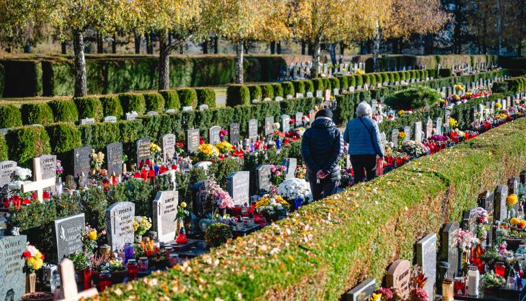 FOTO: Dan spomina na mrtve, tako je bilo danes na mariborskih pokopališčih