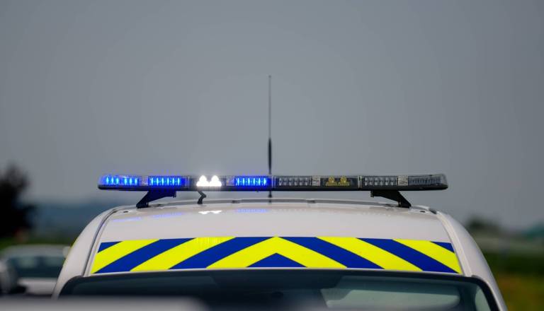 Oborožen ropar od uslužbenk zahteval denar. Tega zagotovo ni pričakoval