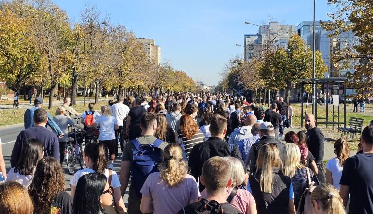 VIDEO: 16 minut molka za 16 žrtev tragične zrušitve nadstreška