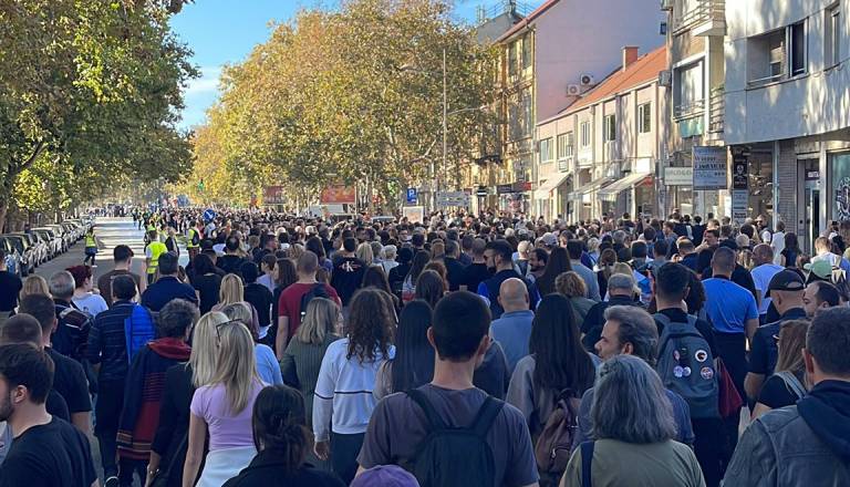 VIDEO: 16 minut tišine za 16 žrtev tragične zrušitve nadstreška