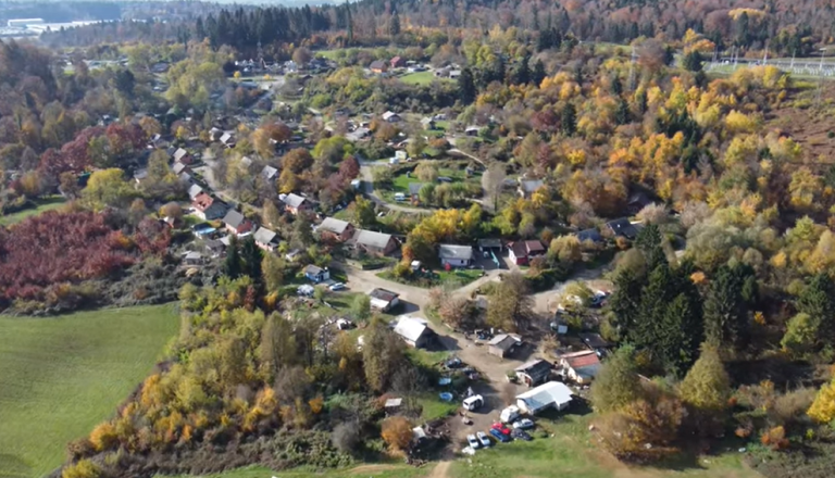 VIDEO: Dron nad dolenjskim romskim naseljem, a kje so policijske enote?