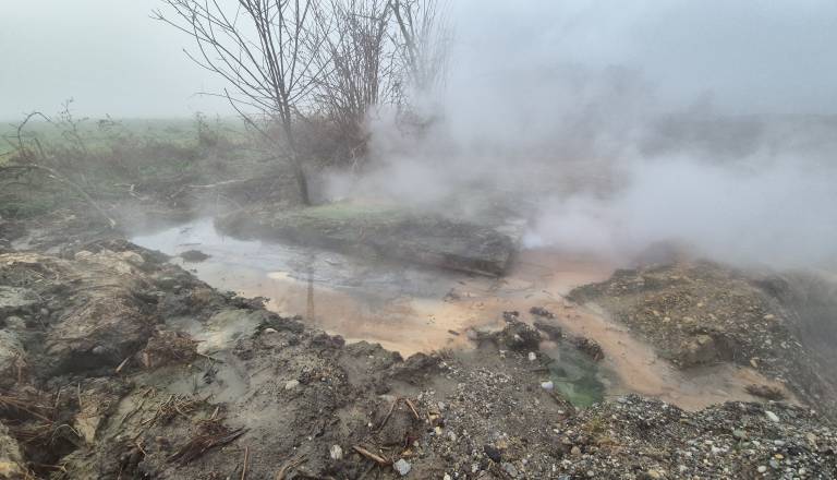 FOTO in VIDEO: Zaskrbljujoče: V vodi, ki izteka iz vrtine v Rakičanu, vsebnost amonija, benzena, toluena in ksilena