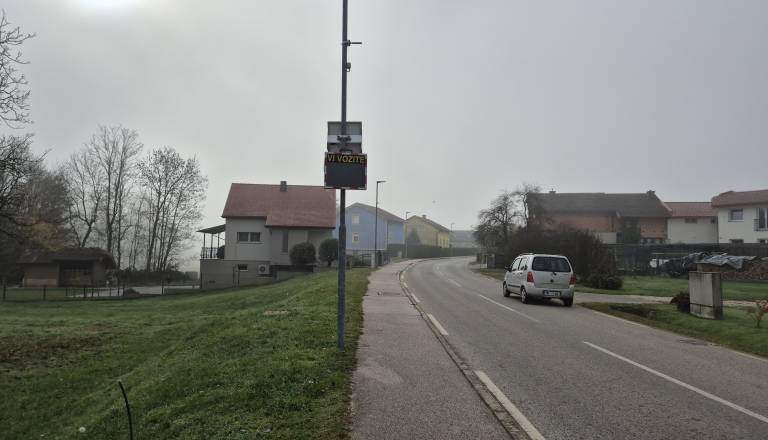 FOTO in VIDEO: Prometni znak se ne smeji več, tudi hitrosti ne prikazuje več