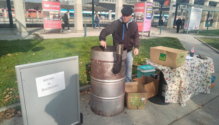 FOTO: Obračale so se glave: Sredi glavne železniške postaje zakuril ogenj in začel peči