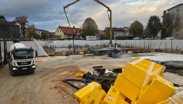 Opozorilo občanom, jutri celodnevno betoniranje temeljev novega centra