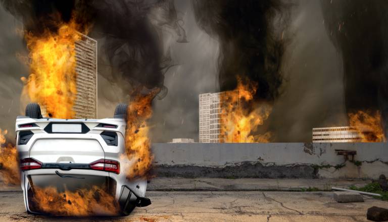 Pekel na cesti: osem mrtvih v eksploziji avtomobila