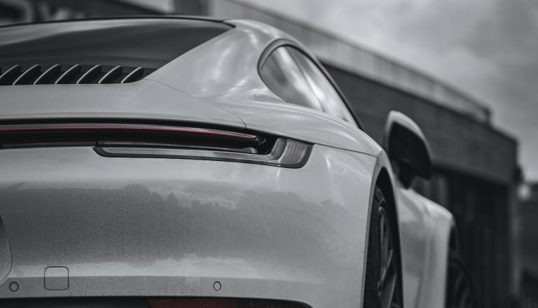 Denarja za plačilo globe ni, na delo v splošno korist pa z luksuznim avtomobilom