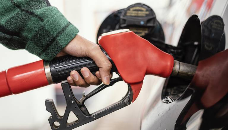 Regulacija cen naftnih derivatov ostaja: vlada jo bo podaljšala do ...