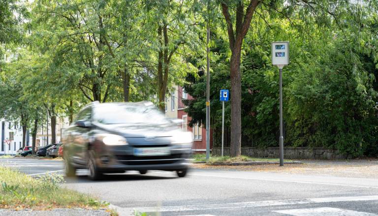 Radar na Gorkega ulici v dobrem tednu ujel 843 kršiteljev, najhitrejši vozil s 71 kilometri na uro