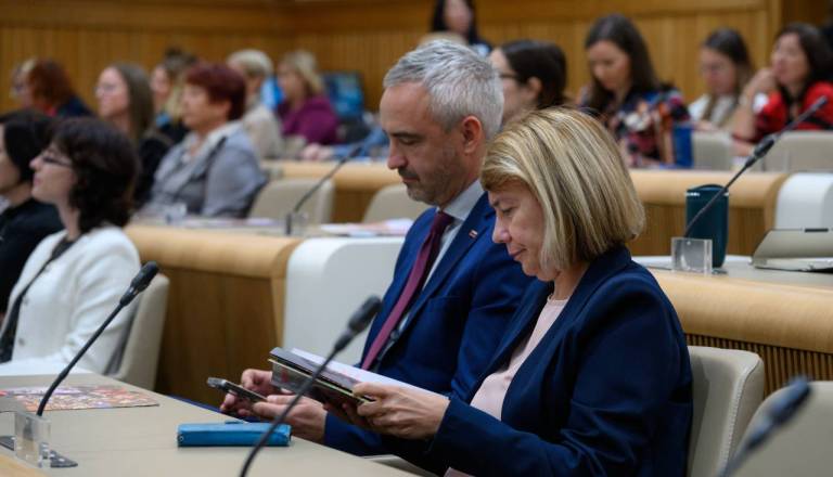 Strokovnjaki o posvojitvah: »Otrokova korist mora biti na prvem mestu«