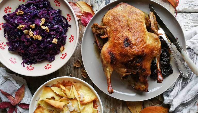 V Ljubljani hrustljava, v Mariboru klasična račka. Kje se naroči več vina? 