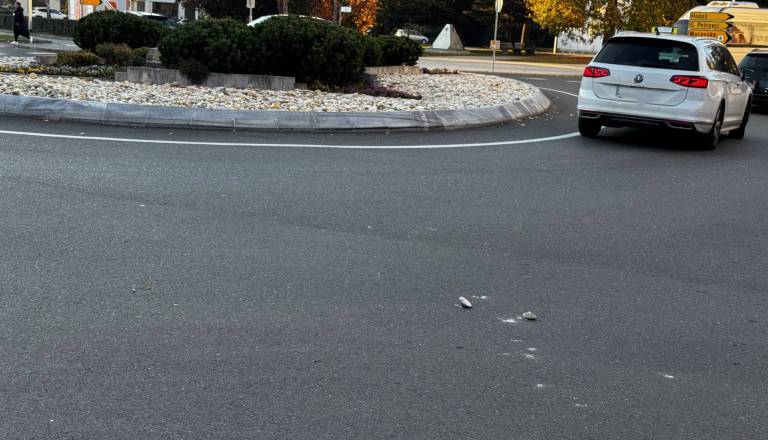 Čez robnik krožišča pri Zvezdi, kamenje po vozišču