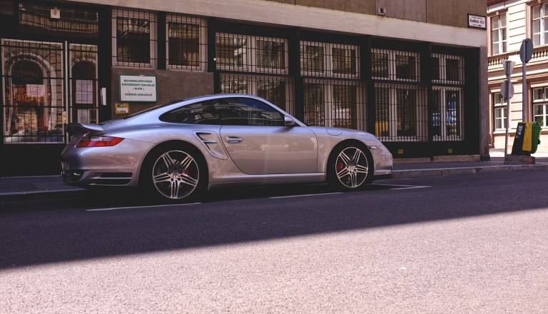 Nima za plačilo globe, na delo v splošno korist pa se pripelje z luksuznim avtomobilom