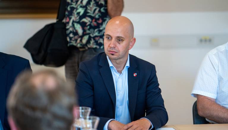 Ribniški župan udaril po sodstvu zaradi napada v Kočevju: »Uau, resnično ‘kazen’… PODN!«