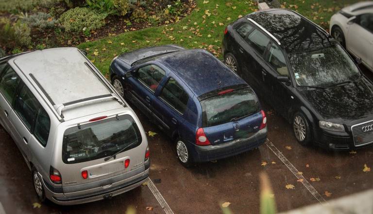 Parkirati naprej ali nazaj? Ljubljanski vozniki razdeljeni, stroka pa pravi, da je odgovor jasen