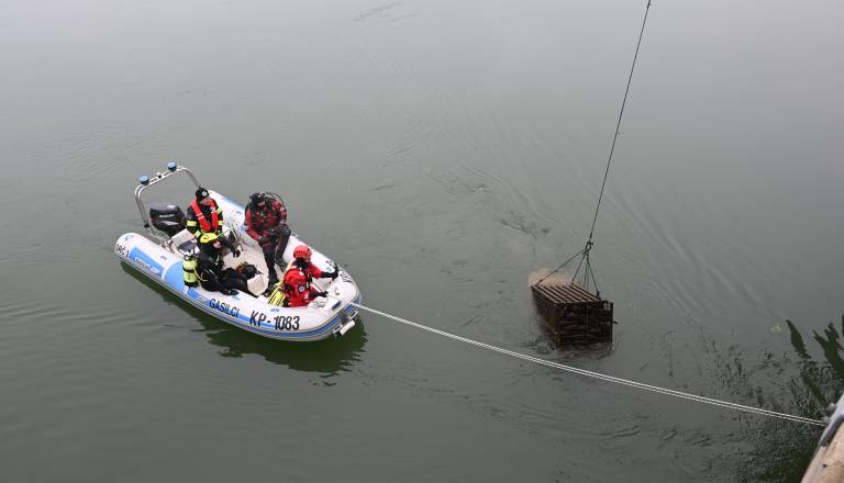 Iz reke Drave dvignili kar 400 steklenic vina različnih pridelovalcev