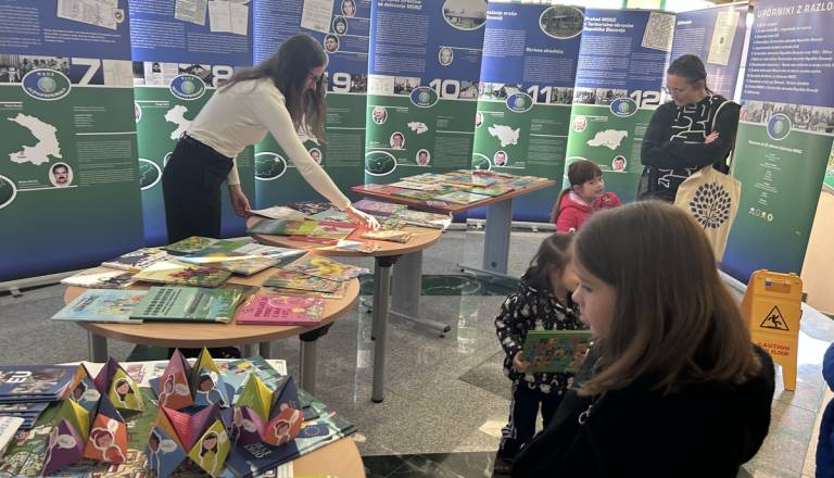 V Metliki uspešna izmenjava otroških knjig in lutkovna predstava Obuti maček