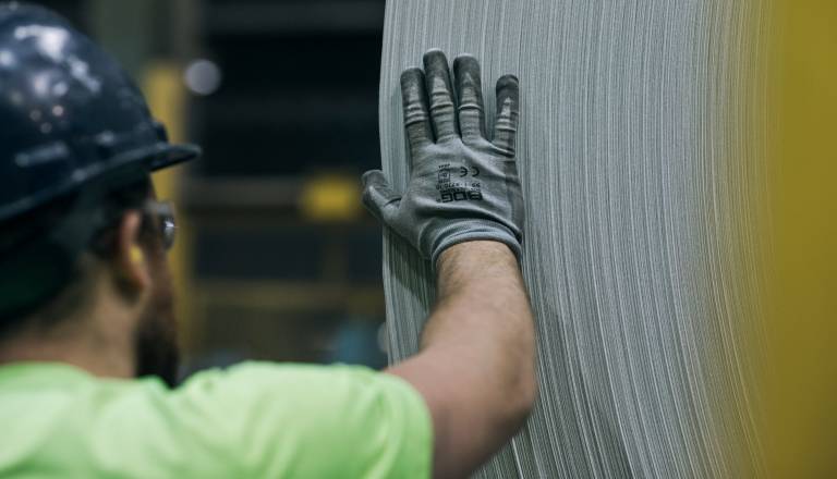 Delovna nesreča v mariborskem podjetju, moški huje poškodovan