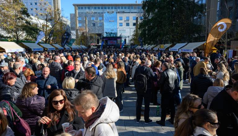 FOTO in VIDEO: Na nabito polnem trgu krstili mošt
