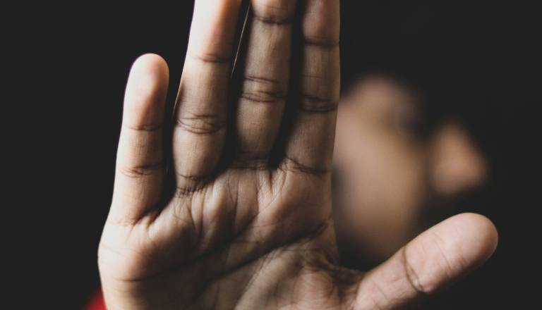 V naselju Brezje 19-letnik pretepel 21-letnico in napadel še moškega