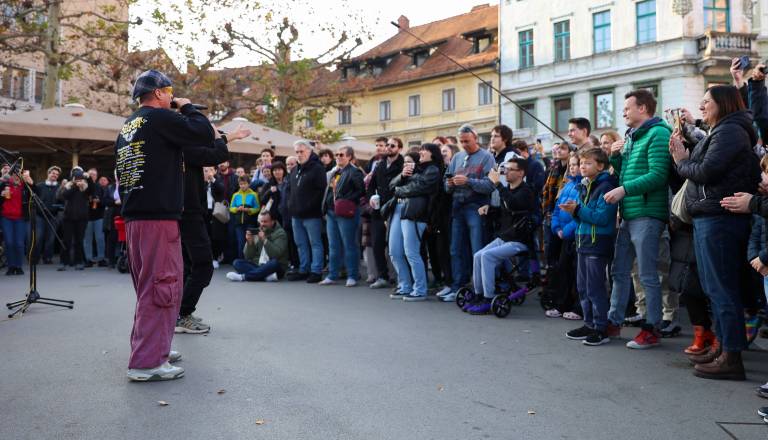FOTO in VIDEO: Dubioza Kolektiv zatresla trg z uličnim »pop up« koncertom