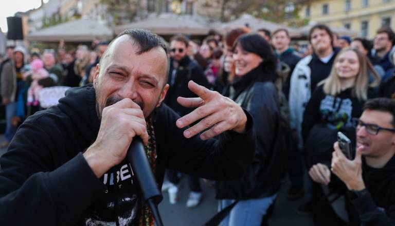 FOTO in VIDEO: Dubioza Kolektiv v Ljubljani z uličnim »pop up« koncertom