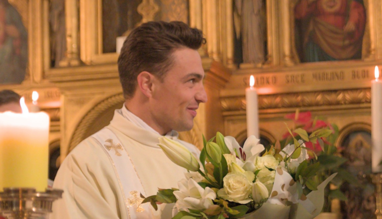 Navdušene nad diakonom: »V cerkev bom hodila samo zaradi njega«