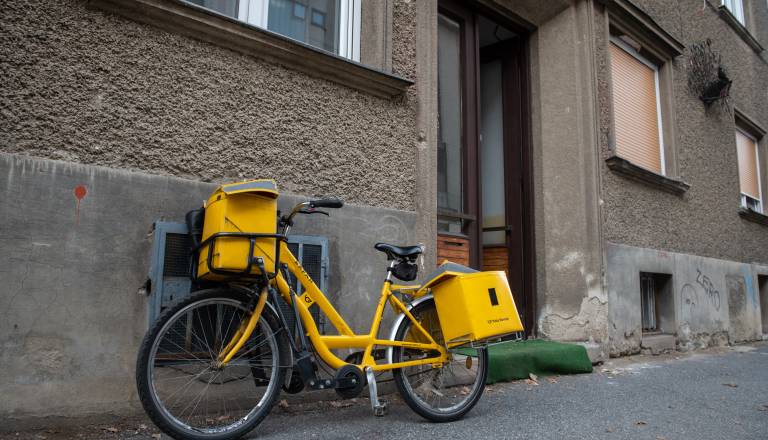 Poštar kaznovan, ker je raznosil vso pošto, agencija pa predlaga še slabše pogoje