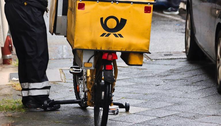 Sindikat: Poštar kaznovan, ker je raznosil vso pošto, zdaj agencija predlaga še slabše pogoje