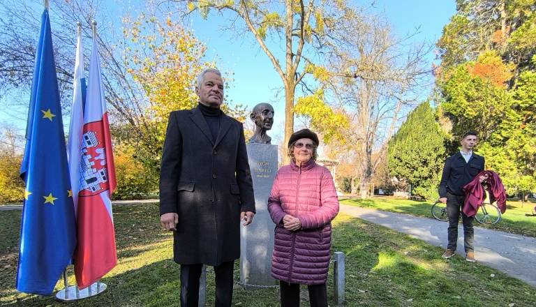 FOTO in VIDEO: Kip Leona Štuklja po dveh letih ponovno v mariborskem parku