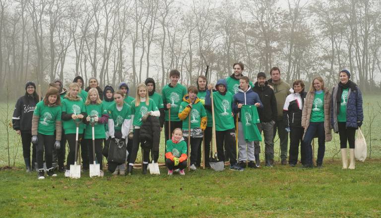 FOTO in VIDEO: Učenci in krajani zasadili 20 metrov nove mejice