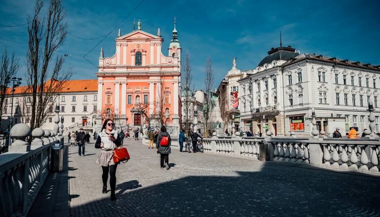 Nenavadna doživetja v Ljubljani: Večerja v temi, detektivska izkušnja in polet z letalom Airbus A320