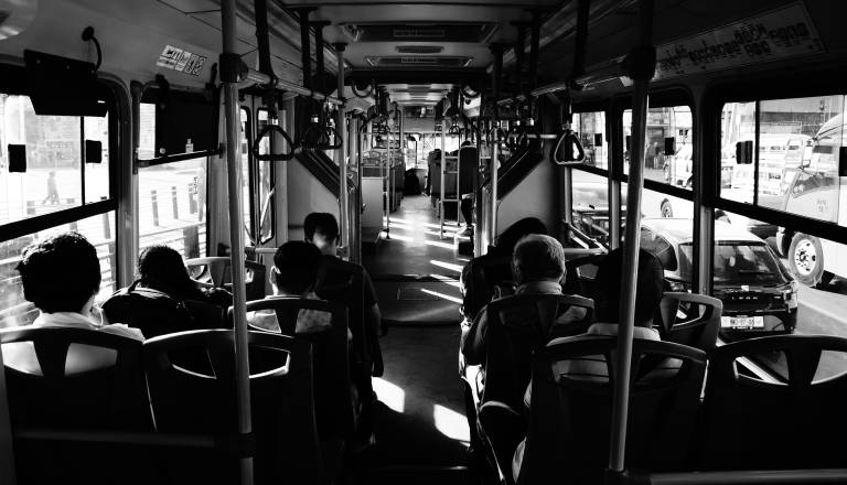 Smrtno trčenje avtobusa in poltovornjaka, 37 mrtvih