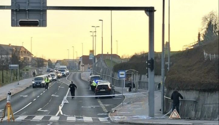 V Novem mestu na prehodu za pešce trčila vozilo in otrok na skiroju