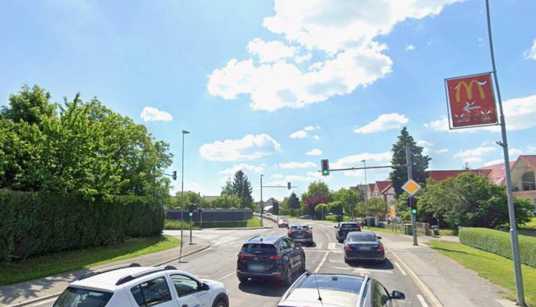 Nedelujoči semaforji v križišču pri Kroni povzročili nekaj prometnega kaosa