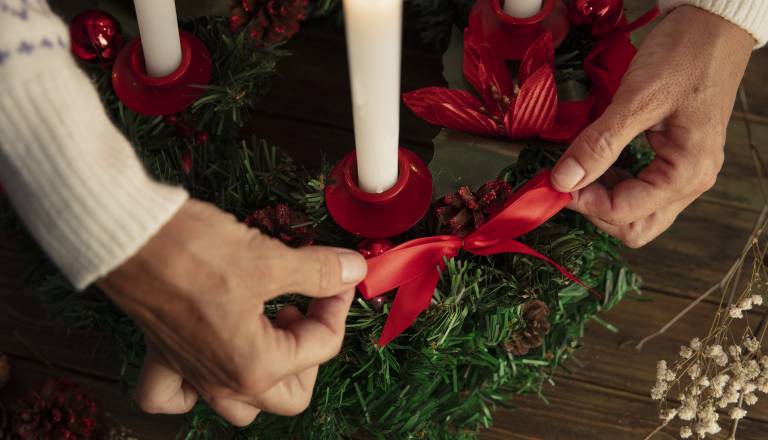 Nimate idej za adventni venček? To je nekaj preprostih in hitrih rešitev