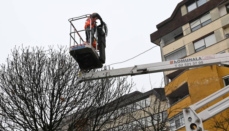 FOTO: Na Kocljevi ulici v Murski Soboti že nameščajo praznične luči, lampijoni krasijo mestni park