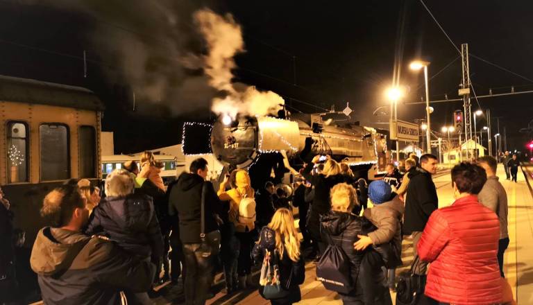 Čarobni Božičkov vlak se vrača in prinaša toplino praznikov