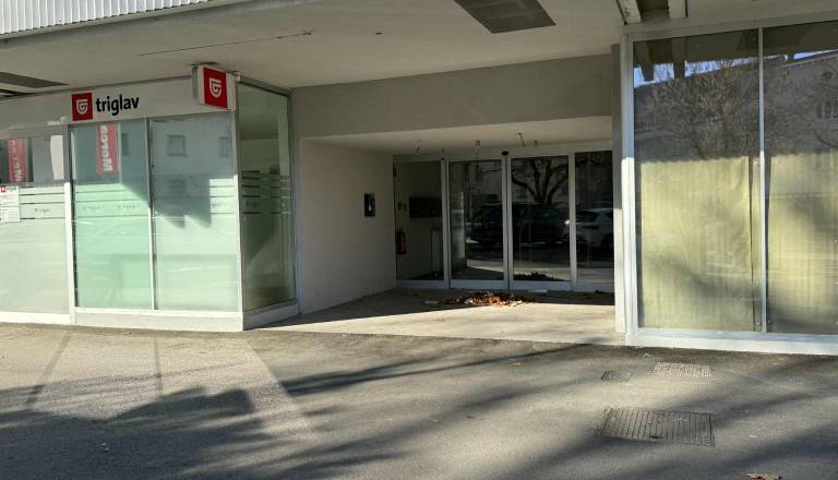 FOTO: »Sramota za Kočevje«: Pred Namo smrad, smeti in iztrebki, občani zgroženi