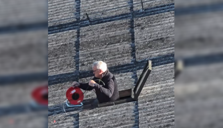 VIDEO: Roškarjev oče s tem podvigom prestrašil sina: »Prosim dol s strehe, ata!«