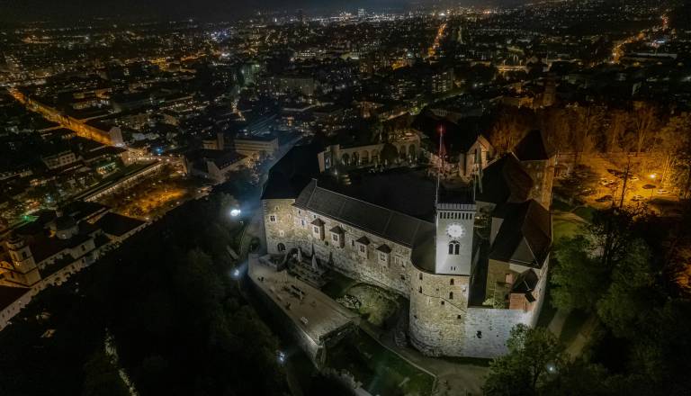 Kam ta konec tedna? V Ljubljani se prižigajo luči, toči vino in pleše vse do jutra