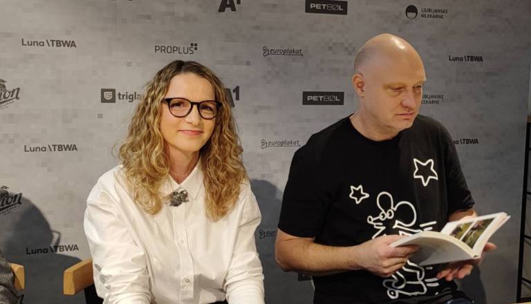 Bronja Žakelj ni le pisateljica. Kaj je njena 'vsakdanja' služba so razkrili njeni sodelavci