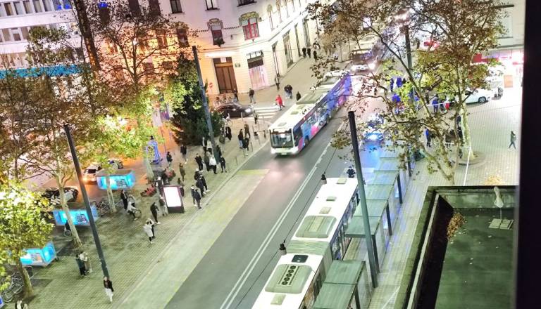 Napad v Ljubljani: ena poškodovana oseba, policija išče pobeglega napadalca