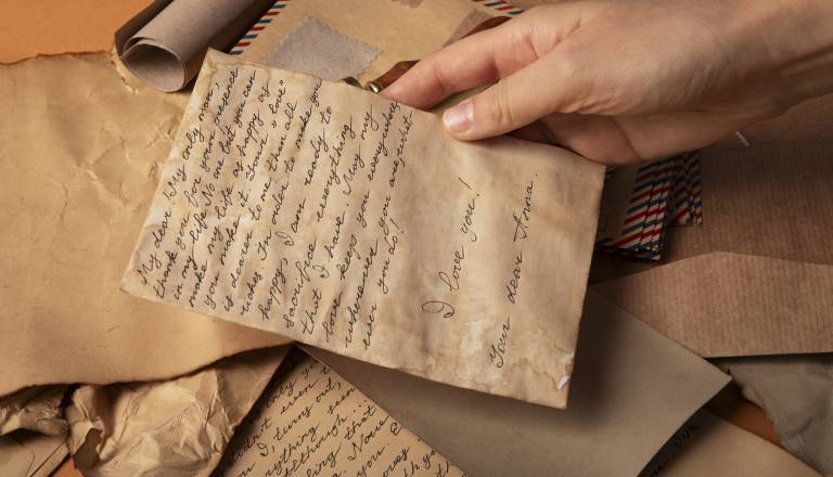 Moški, ki je grozil politikom s pismi, prejel kazen